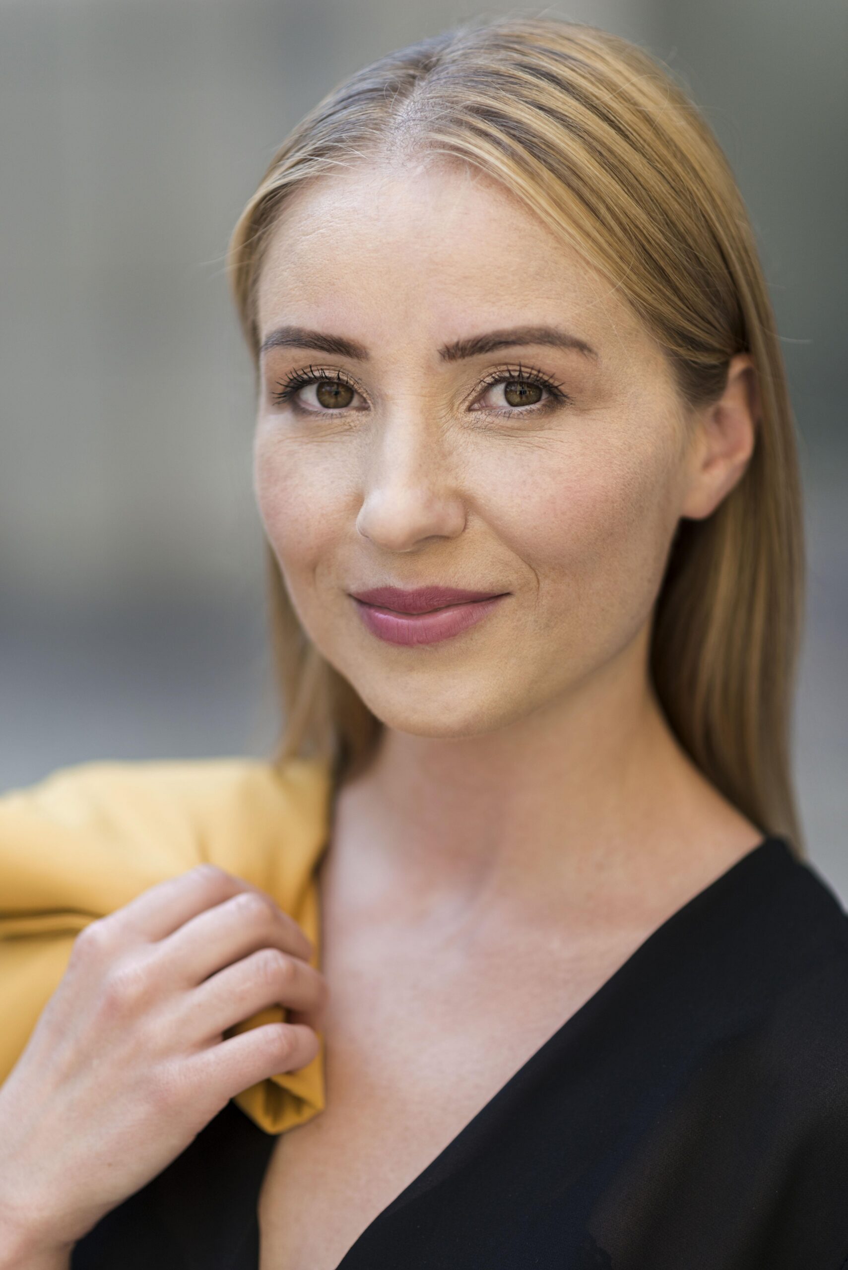 O nas portrait beautiful business woman